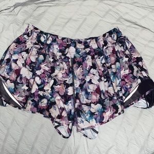Size 10 LULULEMON hotty hot shorts Lr 4in